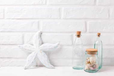 Beyaz tuğla duvara yakın Denizcilik veya deniz dekorasyonu.