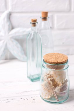 Beyaz tuğla duvara yakın Denizcilik veya deniz dekorasyonu.