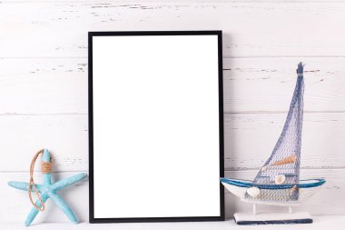 Kopya alanı ve yaz deniz vacat ile boş siyah çerçeve mockup