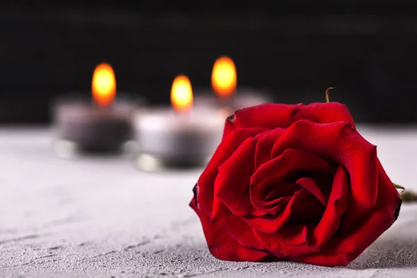 Nahaufnahme von roter Rose und brennenden Kerzen — Stockfoto
