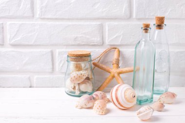 Beyaz tuğla duvara yakın kıyı yaşam süslemeleri.