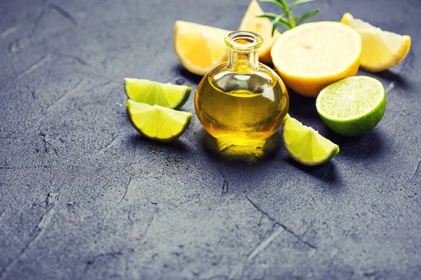 Cosmetici naturali per la cura del corpo. Olio aromatico di agrumi . — Foto Stock