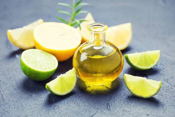 Cosmetici organici per la cura del corpo. Olio aromatico di agrumi . — Foto Stock