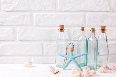 Beyaz tuğla duvar a yakın yaz deniz yaşam düzeni. 