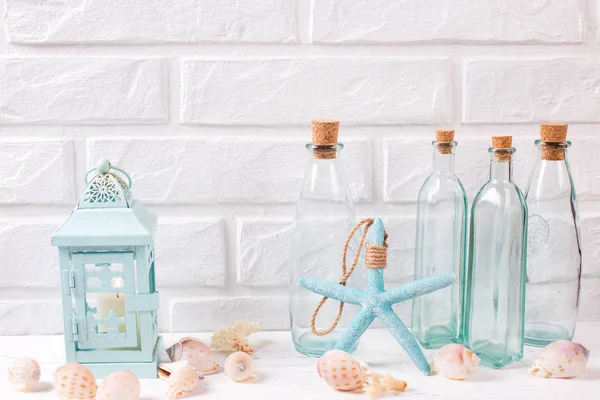 Verão decorações do mar perto de parede de tijolo branco . — Fotografia de Stock