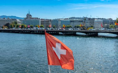 İsviçre bayrağı önünde kıyı şeridi ve pont du mont blanc Köprüsü, Cenevre, İsviçre
