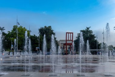 Geneva, İsviçre - 11 Eylül 2018: Kırık sandalye yerde Milletler