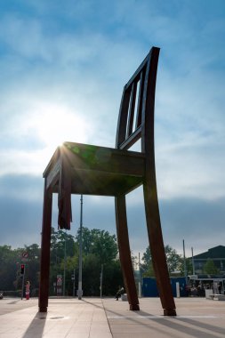Geneva, İsviçre - 11 Eylül 2018: Kırık sandalye yerde Milletler