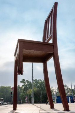 Geneva, İsviçre - 11 Eylül 2018: Kırık sandalye yerde Milletler