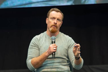Stuttgart, Almanya - 30th Haziran 2018: Comic Con Almanya Stuttgart, bir iki gün fan kongre, Toby Stephens (siyah yelken, uzayda Lost)