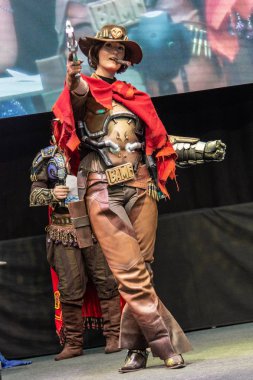 Stuttgart, Almanya - 30th Haziran 2018: Comic Con Almanya Stuttgart, bir iki gün fan kongre, Cosplay Yarışması - gözetleme cosplayer Bayan Weasleby tarafından gelen Jesse Mccree-