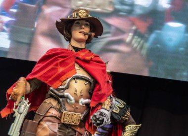 Stuttgart, Almanya - 30th Haziran 2018: Comic Con Almanya Stuttgart, bir iki gün fan kongre, Cosplay Yarışması - gözetleme cosplayer Bayan Weasleby tarafından gelen Jesse Mccree-