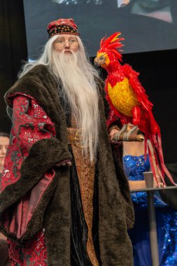 Stuttgart, Almanya - 30th Haziran 2018: Comic Con Almanya Stuttgart, Cosplay Yarışması - Dumbledore--dan sürgü çömlekçi-