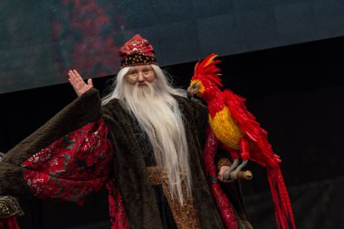 Stuttgart, Almanya - 30th Haziran 2018: Comic Con Almanya Stuttgart, Cosplay Yarışması - Dumbledore--dan sürgü çömlekçi-