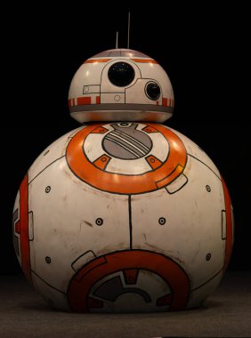 Stuttgart, Almanya - 30th Haziran 2018: Comic Con Almanya Stuttgart, Cosplay Yarışması - Pisdi Productions tarafından Bb8 Cosplay. Yalnızca içerik kullanımı.