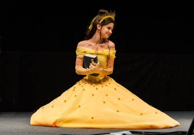 Stuttgart, Almanya - 30th Haziran 2018: Comic Con Almanya Stuttgart, Cosplay Yarışması - güzellik ve canavar tarafından cosplayer Kraliçe Arkham Belle-