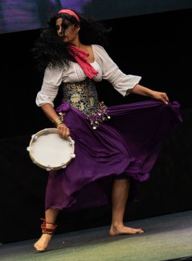 Stuttgart, Almanya - 30th Haziran 2018: Comic Con Almanya Stuttgart, Cosplay Yarışması - Esmeralda üzerinden kambur Notre Dame'cosplayer güvenin çingene tarafından-