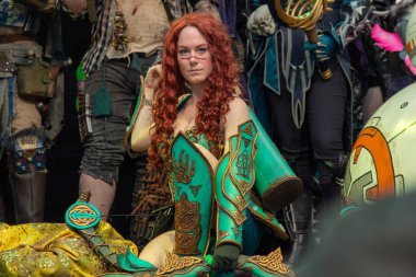 Stuttgart, Almanya - 30th Haziran 2018: Comic Con Almanya Stuttgart, Cosplay Yarışması - cesur cosplayer Wynter Phoenix tarafından gelen savaşçı Messida-