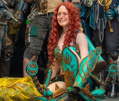 Stuttgart, Almanya - 30th Haziran 2018: Comic Con Almanya Stuttgart, Cosplay Yarışması - cesur cosplayer Wynter Phoenix tarafından gelen savaşçı Messida-