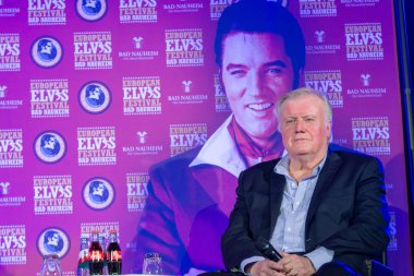 Bad Nauheim, Almanya - 19 Ağustos 2018: Elvis Presley 17 Avrupa Elvis Festivali dört gün fan kongre ile deneyimlerini Ed Enoch (şarkıcı, pullar Quartet) konuşuyor