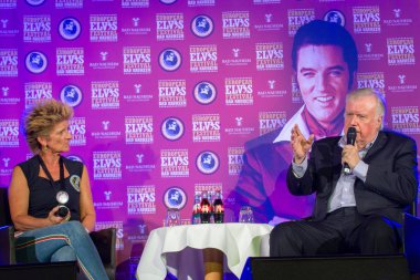 Bad Nauheim, Almanya - 19 Ağustos 2018: Elvis Presley 17 Avrupa Elvis Festivali dört gün fan kongre ile deneyimlerini Ed Enoch (şarkıcı, pullar Quartet) konuşuyor