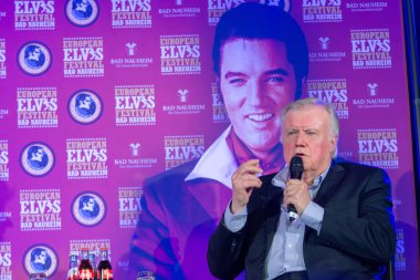 Bad Nauheim, Almanya - 19 Ağustos 2018: Elvis Presley 17 Avrupa Elvis Festivali dört gün fan kongre ile deneyimlerini Ed Enoch (şarkıcı, pullar Quartet) konuşuyor