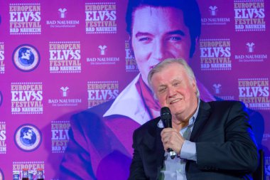 Bad Nauheim, Almanya - 19 Ağustos 2018: Elvis Presley 17 Avrupa Elvis Festivali dört gün fan kongre ile deneyimlerini Ed Enoch (şarkıcı, pullar Quartet) konuşuyor
