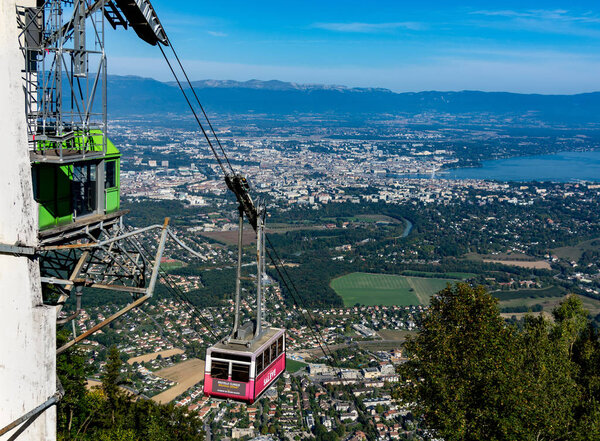 Станция канатной дороги на Мон-Салеве с видом на Женеву, Швейцария
