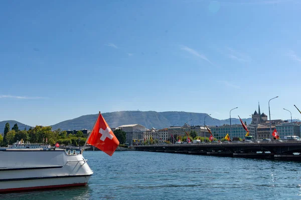 Barco Com Bandeira Suíça Frente Costa Pont Mont Blanc Ponte — Fotografia de Stock