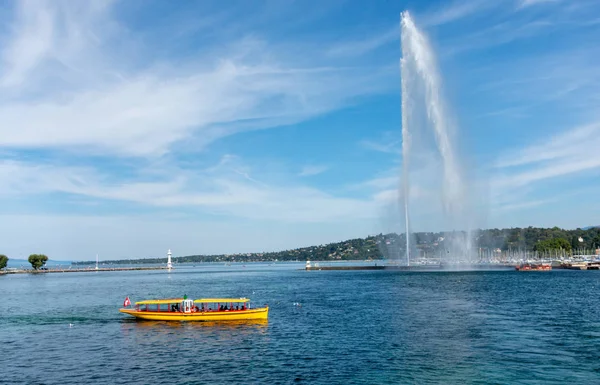 Jet Eau Marco Cidade Genebra Com Barco Táxi Amarelo Frente — Fotografia de Stock