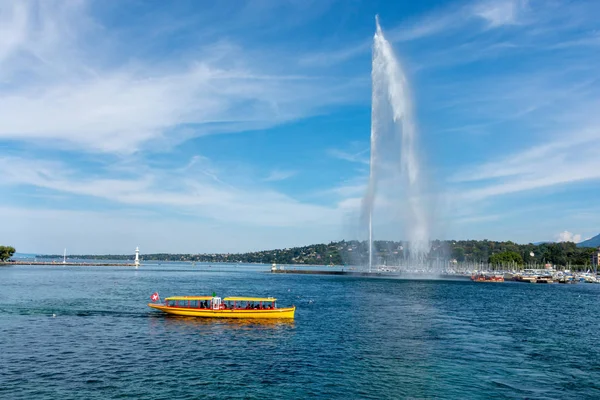 Jet Eau Marco Cidade Genebra Com Barco Táxi Amarelo Frente — Fotografia de Stock