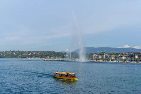 Jet Eau Marco Cidade Genebra Com Barco Táxi Amarelo Frente — Fotografia de Stock