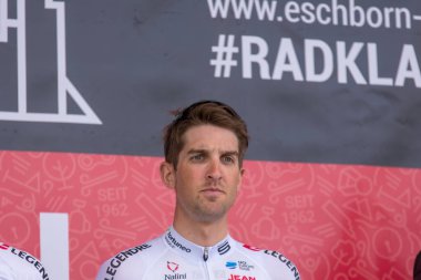 Eschborn, Almanya - 1 Mayıs 2018: Kevin Ledanois (takım Fortuneo Samsic) Frankfurt Eschborn bisiklet yarışı