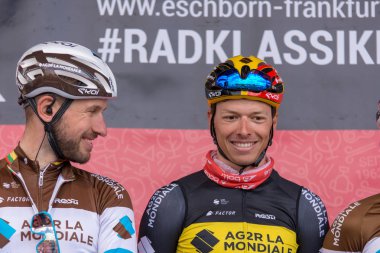 Eschborn, Almanya - 1 Mayıs 2018: Gedeminas Bagdonas ve Frankfurt Eschborn bisiklet yarışı, Oliver Naesen