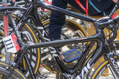 Eschborn, Almanya - 1 Mayıs 2018: Eschborn-Frankfurt bisiklet yarışı Bisiklet Güvenlik Müfettiş denetler