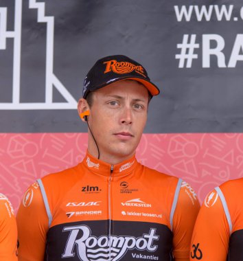 Eschborn, Almanya - 1 Mayıs 2018: Oscar Riesbeek (Roompot-Nederlandse Loterij) Frankfurt Eschborn bisiklet yarışı