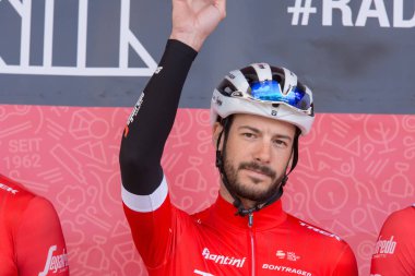 Eschborn, Almanya - 1 Mayıs 2018: Julien Bernard (Trek-Segafredo) adlı Eschborn-Frankfurt bisiklet yarışı