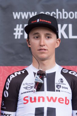 Eschborn, Almanya - 1 Mayıs 2018: Jai Hindley (takım Sunweb) Frankfurt Eschborn bisiklet yarışı, Eschborn içinde başlama ve bitirme Opernplatz Frankfurt, Almanya, bir yıllık klasik bisiklet yarışı