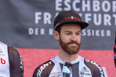 Eschborn, Almanya - 1 Mayıs 2018: Simon Geschke (takım Sunweb) Frankfurt Eschborn bisiklet yarışı, Eschborn içinde başlama ve bitirme Opernplatz Frankfurt, Almanya, bir yıllık klasik bisiklet yarışı