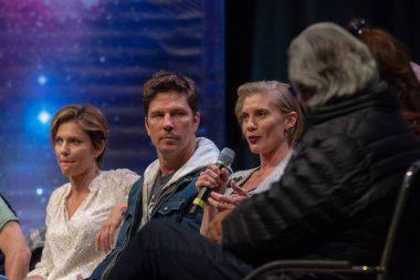 Bonn, Almanya - 19th Mayıs 2018: Tricia Helfer, Tahmoh Penikett, Katee Sackhoff ve Edward James Olmos Fedcon 27, dört gün bilim-kurgu fan kongre