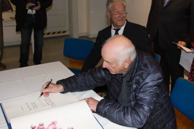 Bad Soden, Almanya. 27 Ekim, 2017. Armin Mueller-Stahl, Alman aktör, ressam ve Stadtgalerie Bad Soden onun sanat sergisi için basın toplantısında. Sergi 28 Ekim-26 Kasım 2017