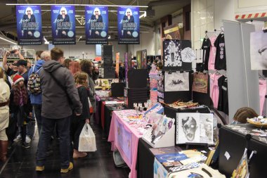 Dortmund, Almanya - 9th Aralık 2017: İzlenim Alman Comic Con Dortmund dan: fotoğraf seçimi. 30'dan fazla ünlüler onların hayranları karşılamak, imza ve photoshoots yapmak katıldı.