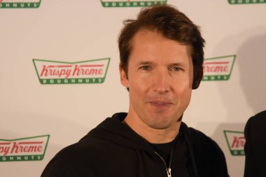 Frankfurt, Almanya. 23 Ekim, 2017. İngiliz şarkıcı James Blunt (* 1974) Almanya gezisi ilk Krispy Kreme donut dükkanı Almanya'da açılışı ziyarete gelen kısa bir mola alır. Popup dükkanı için sadece iki hafta unti açıktır