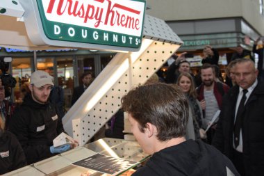 Frankfurt, Germany. 23th Oct, 2017. British Singer-Songwriter James Blunt (* 1974)  takes a short stop from his Germany tour to visit the opening of the very first Krispy Kreme Doughnuts shop in Germany. Pictured: James Blunt ordering a donut from th clipart