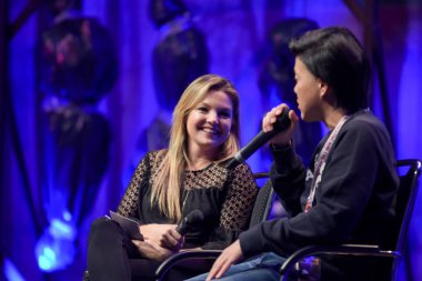 Bonn, Almanya. 20 Ekim 2017. Akihiro Kitamura (* 1979), Japon aktör, Clare Kramer ev sahipliği yaptığı deneyimleri hakkında bir panel sırasında Con'da korku, Maritim Hotel Bonn 20-22nd Ekim 2017 arasında yer alan bir korku fan kongre konuşuyor.