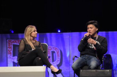 Bonn, Almanya. 20 Ekim 2017. Akihiro Kitamura (* 1979), Japon aktör, Clare Kramer ev sahipliği yaptığı deneyimleri hakkında bir panel sırasında Con'da korku, Maritim Hotel Bonn 20-22nd Ekim 2017 arasında yer alan bir korku fan kongre konuşuyor.