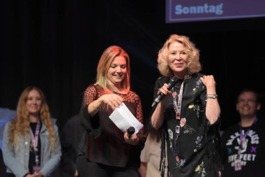 Bonn, Almanya. 20 Ekim 2017. Leslie Easterbrook (* 1949), bize oyuncu, Fearcon, Maritim Hotel Bonn 20-22nd Ekim 2017 arasında yer alan bir korku fan kongre açılış töreni aşamada girme.