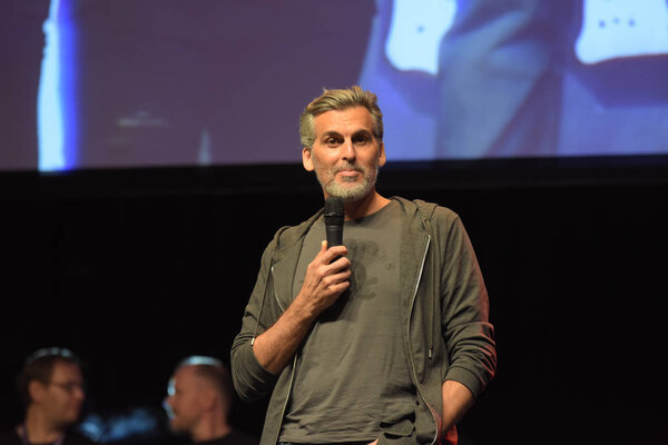 Bonn, Germany. 20th Oct 2017. Oded Fehr (* 1970), US actor, entering the stage at the opening ceremony of FearCon, a horror fan convention taking place in the Maritim Hotel Bonn between October 20-22nd, 2017.