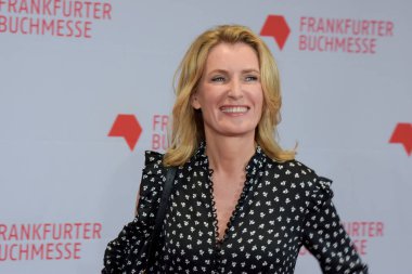 Frankfurt, Almanya. 10 Ekim, 2017. Maria Furtwaengler (* 1966), Alman oyuncu, kırmızı halı üzerinde Frankfurt Bookfair için gelen / Buchmesse Frankfurt Frankfurt/Main oteli Salı, 10 Ekim 2017 Açılış töreni 2017