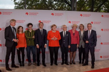Frankfurt, Almanya. 10 Ekim, 2017. Grup fotoğrafı: Juergen Boos, Judith Rosmair, Wajdi Mouawad, Emmanuel Macron, Angela Merkel, Heinrich Riethoemller, Monika Gruetters, Francoise Nyssen, Peter Feldmann, Frankfurt Bookfair adlı / Buchmesse Frankfurt 2017 